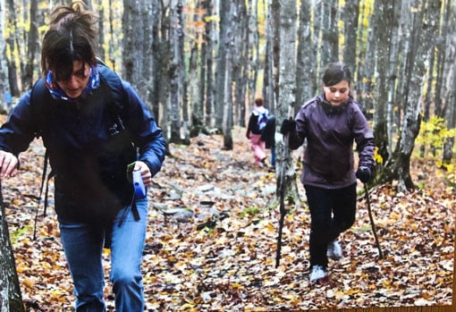 Anabelle Guay et sa mère Manon Turbide marchent en forêt dans un paysage d'automne, en l'Estrie.