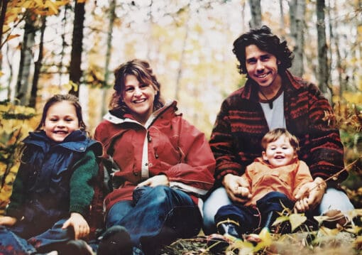 Famille d'Anabelle Guay durant l'enfance, en forêt, dans un décor d'automne.